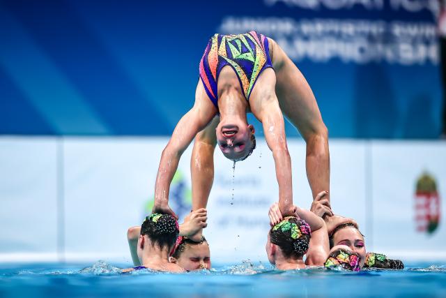 (260816) -- BUDAPEST, Aug. 16, 2026 (Xinhua) -- Members of Team Belarus perform during the Team Acrobatic Final of the World Aquatics Junior Artistic Swimming Championships in Budapest, Hungary, on Aug. 15, 2026. (Photo by David Balogh/Xinhua)