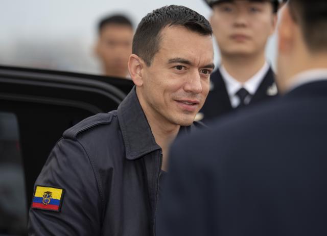 (260816) -- BEIJING, Aug. 16, 2026 (Xinhua) -- President of the Republic of Ecuador Daniel Roy-Gilchrist Noboa Azín arrives in Beijing, capital of China, Aug. 16, 2026. At the invitation of Chinese President Xi Jinping, Noboa arrived in Beijing on Sunday for a state visit to China from Aug. 16 to 23. (Xinhua/Cai Yang)