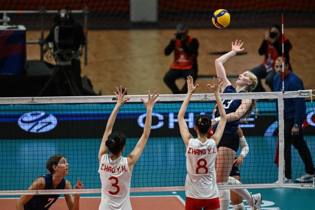 (260815) -- SANTIAGO, Aug. 15, 2026 (Xinhua) -- Julia Masselink (top) of the United States spikes the ball during the semifinal match between China and the United States at the FIVB Volleyball Girls' U17 World Championship in Santiago, Chile, Aug. 15, 2026. (Photo by Jorge Villegas/Xinhua)