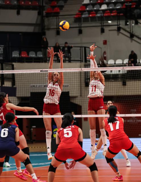 (260816) -- SANTIAGO, Aug. 16, 2026 (Xinhua) -- Zeynep Bezircioglu (top R) and Cagla Caglayandere (top L) of Türkiye block the ball during the semifinal match between Chinese Taipei and Türkiye at the FIVB Volleyball Girls' U17 World Championship in Santiago, Chile, Aug. 15, 2026. (Xinhua/Zhou Jiayi)