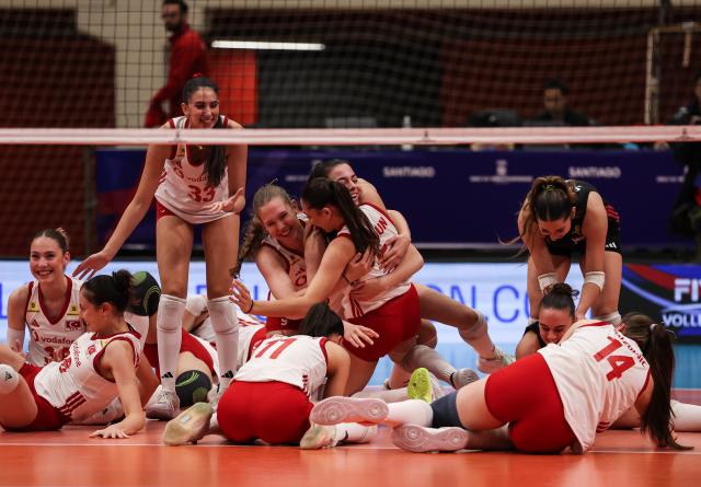(260816) -- SANTIAGO, Aug. 16, 2026 (Xinhua) -- Players of Türkiye celebrate after winning the semifinal match between Chinese Taipei and Türkiye at the FIVB Volleyball Girls' U17 World Championship in Santiago, Chile, Aug. 15, 2026. (Xinhua/Zhou Jiayi)