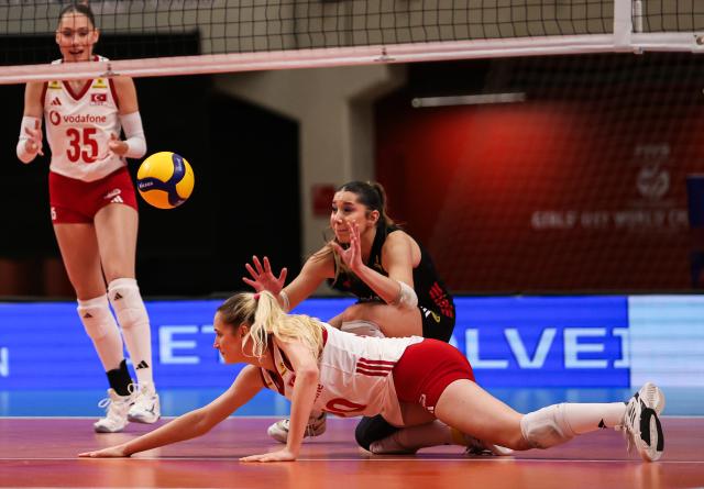 (260816) -- SANTIAGO, Aug. 16, 2026 (Xinhua) -- Zeynep Doga Alpay (front) of Türkiye tries to save the ball during the semifinal match between Chinese Taipei and Türkiye at the FIVB Volleyball Girls' U17 World Championship in Santiago, Chile, Aug. 15, 2026. (Xinhua/Zhou Jiayi)