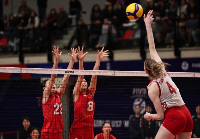(260816) -- SANTIAGO, Aug. 16, 2026 (Xinhua) -- Chang Yun-Chen (L) and Hsiao Tzu-Tang (C) of Chinese Taipei block the ball during the semifinal match between Chinese Taipei and Türkiye at the FIVB Volleyball Girls' U17 World Championship in Santiago, Chile, Aug. 15, 2026. (Xinhua/Zhou Jiayi)