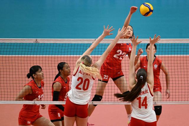 (260816) -- SANTIAGO, Aug. 16, 2026 (Xinhua) -- Chang Yun-Chen (3rd R) of Chinese Taipei spikes the ball during the semifinal match between Chinese Taipei and Türkiye at the FIVB Volleyball Girls' U17 World Championship in Santiago, Chile, Aug. 15, 2026. (Photo by Jorge Villegas/Xinhua)