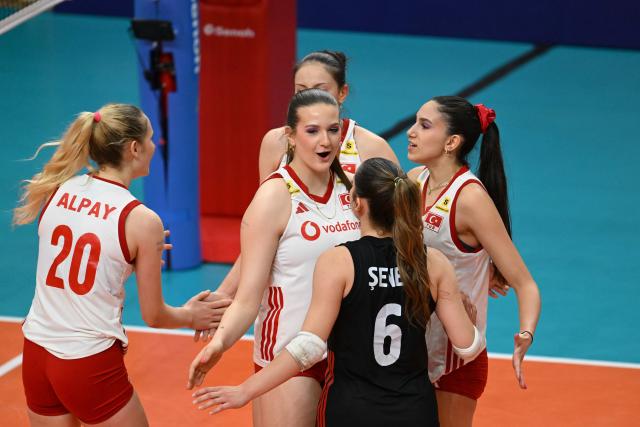 (260816) -- SANTIAGO, Aug. 16, 2026 (Xinhua) -- Players of Türkiye celebrate scoring during the semifinal match between Chinese Taipei and Türkiye at the FIVB Volleyball Girls' U17 World Championship in Santiago, Chile, Aug. 15, 2026. (Photo by Jorge Villegas/Xinhua)