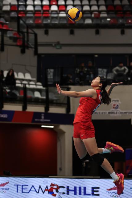 (260816) -- SANTIAGO, Aug. 16, 2026 (Xinhua) -- Hsiao Tzu-Tang of Chinese Taipei serves during the semifinal match between Chinese Taipei and Türkiye at the FIVB Volleyball Girls' U17 World Championship in Santiago, Chile, Aug. 15, 2026. (Xinhua/Zhou Jiayi)