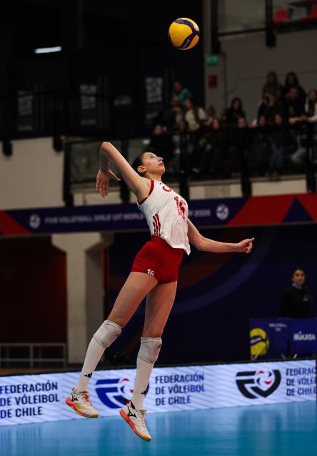 (260816) -- SANTIAGO, Aug. 16, 2026 (Xinhua) -- CaGla Caglayandere of Türkiye serves during the semifinal match between Chinese Taipei and Türkiye at the FIVB Volleyball Girls' U17 World Championship in Santiago, Chile, Aug. 15, 2026. (Xinhua/Zhou Jiayi)