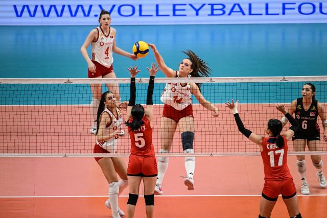 (260816) -- SANTIAGO, Aug. 16, 2026 (Xinhua) -- Nejla Guzonjic (3rd R) of Türkiye competes during the semifinal match between Chinese Taipei and Türkiye at the FIVB Volleyball Girls' U17 World Championship in Santiago, Chile, Aug. 15, 2026. (Photo by Jorge Villegas/Xinhua)