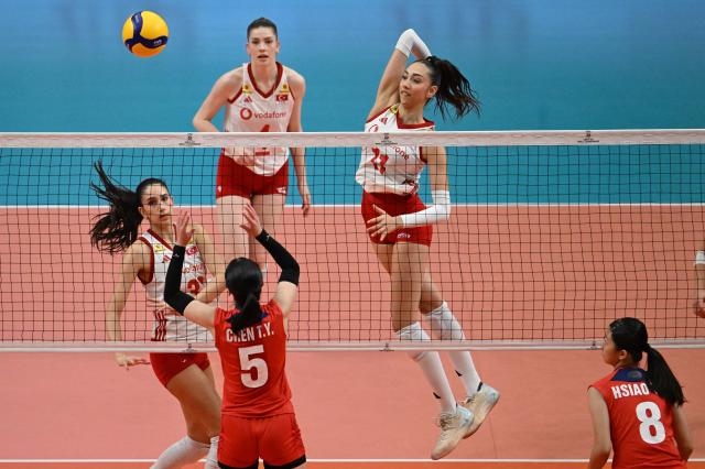 (260816) -- SANTIAGO, Aug. 16, 2026 (Xinhua) -- Zeynep Bezircioglu (2nd R) of Türkiye competes during the semifinal match between Chinese Taipei and Türkiye at the FIVB Volleyball Girls' U17 World Championship in Santiago, Chile, Aug. 15, 2026. (Photo by Jorge Villegas/Xinhua)
