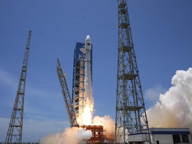 (260816) -- WENCHANG, Aug. 16, 2026 (Xinhua) -- A Long March-12 carrier rocket carrying the 24th group of the low-orbit internet satellites blasts off from a commercial spacecraft launch site in south China's Hainan Province, Aug. 16, 2026. China sent a new batch of internet satellites into orbit Sunday from a commercial spacecraft launch site in the southern island province of Hainan.
   The satellites, the 24th group of the low-orbit internet satellites, lifted off aboard a Long March-12 carrier rocket at 12:10 p.m. (Beijing Time) and entered their preset orbits successfully. (Photo by Liu Jianqiu/Xinhua)