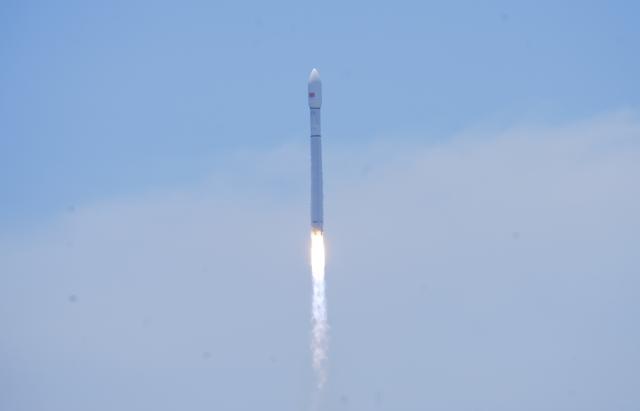 (260816) -- WENCHANG, Aug. 16, 2026 (Xinhua) -- A Long March-12 carrier rocket carrying the 24th group of the low-orbit internet satellites blasts off from a commercial spacecraft launch site in south China's Hainan Province, Aug. 16, 2026. China sent a new batch of internet satellites into orbit Sunday from a commercial spacecraft launch site in the southern island province of Hainan.
   The satellites, the 24th group of the low-orbit internet satellites, lifted off aboard a Long March-12 carrier rocket at 12:10 p.m. (Beijing Time) and entered their preset orbits successfully. (Photo by Liu Jianqiu/Xinhua)