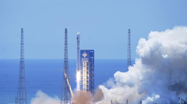 (260816) -- WENCHANG, Aug. 16, 2026 (Xinhua) -- A Long March-12 carrier rocket carrying the 24th group of the low-orbit internet satellites blasts off from a commercial spacecraft launch site in south China's Hainan Province, Aug. 16, 2026. China sent a new batch of internet satellites into orbit Sunday from a commercial spacecraft launch site in the southern island province of Hainan.
   The satellites, the 24th group of the low-orbit internet satellites, lifted off aboard a Long March-12 carrier rocket at 12:10 p.m. (Beijing Time) and entered their preset orbits successfully. (Photo by Liu Jianqiu/Xinhua)