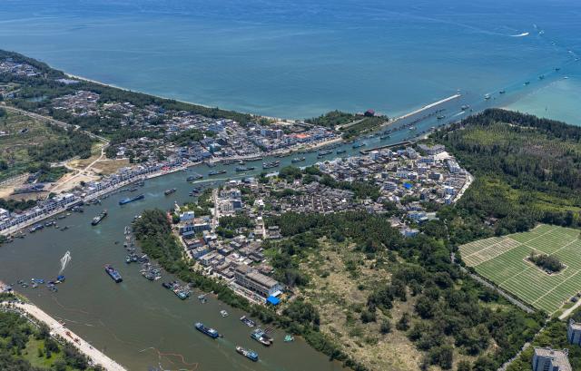 (260816) -- QIONGHAI, Aug. 16, 2026 (Xinhua) -- An aerial drone photo taken on Aug. 16, 2026 shows fishing boats departing for fishing from Tanmen port in Qionghai, south China's Hainan Province. The fishing season of the South China Sea kicked off at noon on Sunday after this summer's three-and-a-half-month fishing ban. (Xinhua/Pu Xiaoxu)