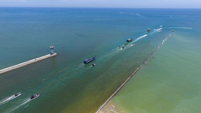 (260816) -- QIONGHAI, Aug. 16, 2026 (Xinhua) -- An aerial drone photo taken on Aug. 16, 2026 shows fishing boats departing for fishing from Tanmen port in Qionghai, south China's Hainan Province. The fishing season of the South China Sea kicked off at noon on Sunday after this summer's three-and-a-half-month fishing ban. (Photo by Meng Zhongde/Xinhua)