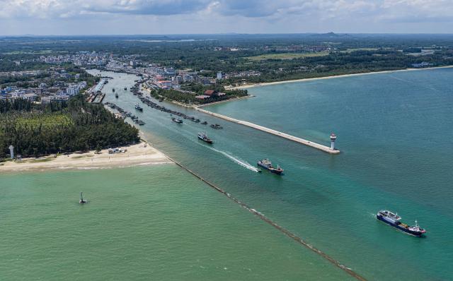 (260816) -- QIONGHAI, Aug. 16, 2026 (Xinhua) -- An aerial drone photo taken on Aug. 16, 2026 shows fishing boats departing for fishing from Tanmen port in Qionghai, south China's Hainan Province. The fishing season of the South China Sea kicked off at noon on Sunday after this summer's three-and-a-half-month fishing ban. (Xinhua/Pu Xiaoxu)