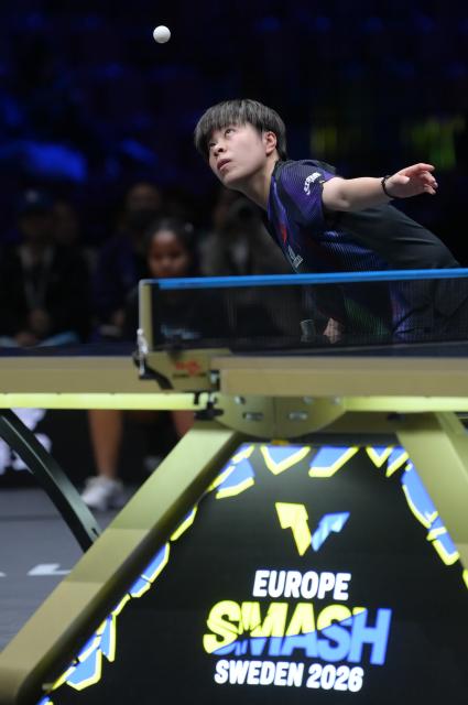 (260816) -- MALMO, Aug. 16, 2026 (Xinhua) -- Wang Yidi of China serves to Harimoto Miwa of Japan during the women's singles semifinal match at the WTT Europe Smash Sweden 2026 in Malmo, Sweden, Aug. 16, 2026. (Xinhua/Weng Xinyang)