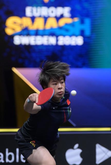 (260816) -- MALMO, Aug. 16, 2026 (Xinhua) -- Wang Yidi of China hits a return to Harimoto Miwa of Japan during the women's singles semifinal match at the WTT Europe Smash Sweden 2026 in Malmo, Sweden, Aug. 16, 2026. (Xinhua/Weng Xinyang)