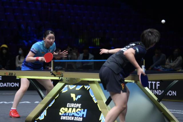 (260816) -- MALMO, Aug. 16, 2026 (Xinhua) -- Wang Yidi (R) of China serves to Harimoto Miwa of Japan during the women's singles semifinal match at the WTT Europe Smash Sweden 2026 in Malmo, Sweden, Aug. 16, 2026. (Xinhua/Weng Xinyang)