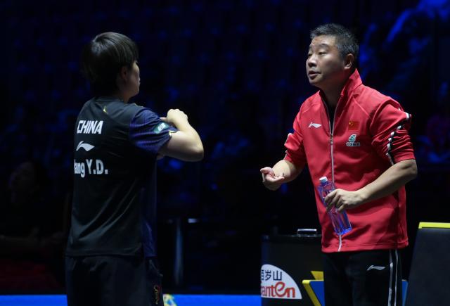 (260816) -- MALMO, Aug. 16, 2026 (Xinhua) -- Wang Yidi (L) of China listens to coach Zheng Changgong during the women's singles semifinal match against Harimoto Miwa of Japan at the WTT Europe Smash Sweden 2026 in Malmo, Sweden, Aug. 16, 2026. (Xinhua/Weng Xinyang)