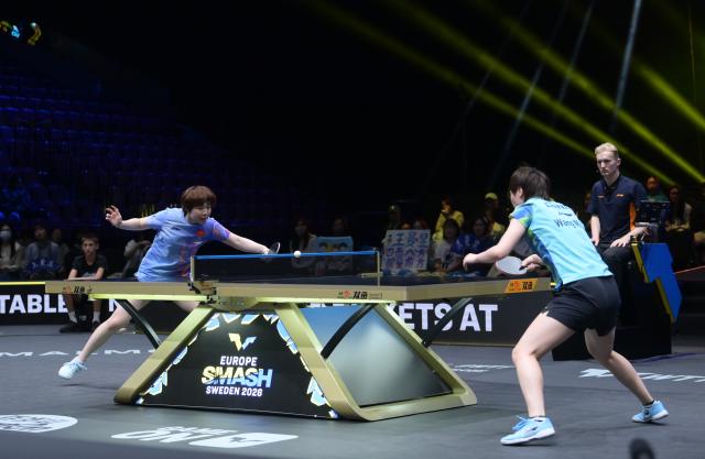 (260816) -- MALMO, Aug. 16, 2026 (Xinhua) -- Kuai Man (L) of China hits a return to Wang Manyu of China during the women's singles semifinal match at the WTT Europe Smash Sweden 2026 in Malmo, Sweden, Aug. 16, 2026. (Xinhua/Weng Xinyang)