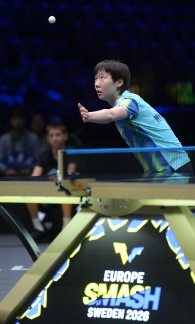 (260816) -- MALMO, Aug. 16, 2026 (Xinhua) -- Wang Manyu of China serves to Kuai Man of China during the women's singles semifinal match at the WTT Europe Smash Sweden 2026 in Malmo, Sweden, Aug. 16, 2026. (Xinhua/Weng Xinyang)