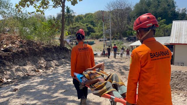 (260816) -- JAKARTA, Aug. 16, 2026 (Xinhua) -- This photo provided by Indonesia's National Search And Rescue Agency (Basarnas) shows rescuers evacuating an injured person after an earthquake, on Flores Island, Indonesia, on Aug. 16, 2026. Indonesia's East Nusa Tenggara provincial government has declared a 14-day emergency response status following a 7.7-magnitude earthquake that struck Flores Island on Aug. 15, according to a provincial government decree. (Basarnas/Handout via Xinhua)
