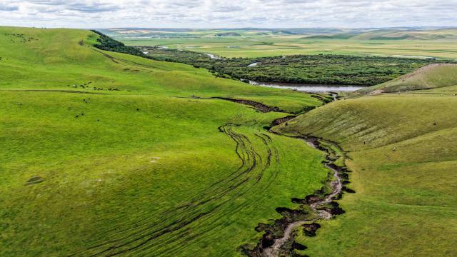 (260816) -- HULUNBUIR, Aug. 16, 2026 (Xinhua) -- An aerial drone photo taken on Aug. 16, 2026 shows a view of Hake Scarp and its surrounding areas in Hailar District of Hulun Buir, north China's Inner Mongolia Autonomous Region. (Xinhua/Lian Zhen)