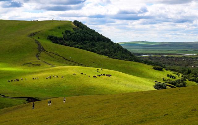 (260816) -- HULUNBUIR, Aug. 16, 2026 (Xinhua) -- This photo taken on Aug. 16, 2026 shows a view of Hake Scarp and its surrounding areas in Hailar District of Hulun Buir, north China's Inner Mongolia Autonomous Region. (Xinhua/Lian Zhen)