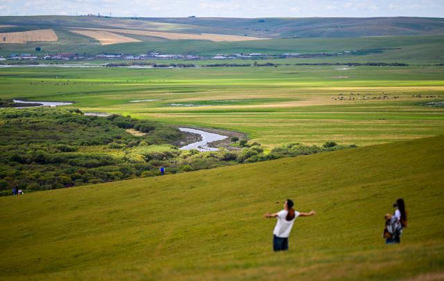 (260816) -- HULUNBUIR, Aug. 16, 2026 (Xinhua) -- This photo taken on Aug. 16, 2026 shows a view of Hake Scarp and its surrounding areas in Hailar District of Hulun Buir, north China's Inner Mongolia Autonomous Region. (Xinhua/Lian Zhen)