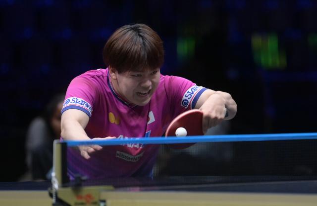 (260816) -- MALMO, Aug. 16, 2026 (Xinhua) -- Matsushima Sora hits a return during the men's singles semifinal match between Harimoto Tomokazu of Japan and Matsushima Sora of Japan at the WTT Europe Smash Sweden 2026 in Malmo, Sweden, Aug. 16, 2026. (Xinhua/Weng Xinyang)