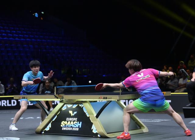 (260816) -- MALMO, Aug. 16, 2026 (Xinhua) -- Matsushima Sora (R) of Japan hits a return to Harimoto Tomokazu of Japan during the men's singles semifinal match at the WTT Europe Smash Sweden 2026 in Malmo, Sweden, Aug. 16, 2026. (Xinhua/Weng Xinyang)