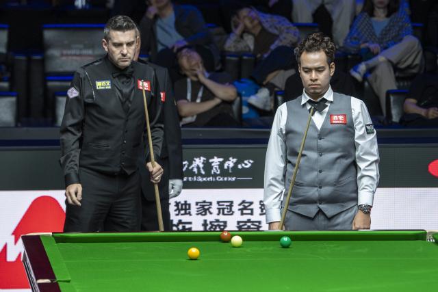 (260816) -- TAIYUAN, Aug. 16, 2026 (Xinhua) -- Mark Selby (L) of England and Noppon Saengkham of Thailand react during the final match at China Open 2026 snooker tournament in Taiyuan, north China's Shanxi Province, Aug. 16, 2026. (Xinhua/Cao Yang)