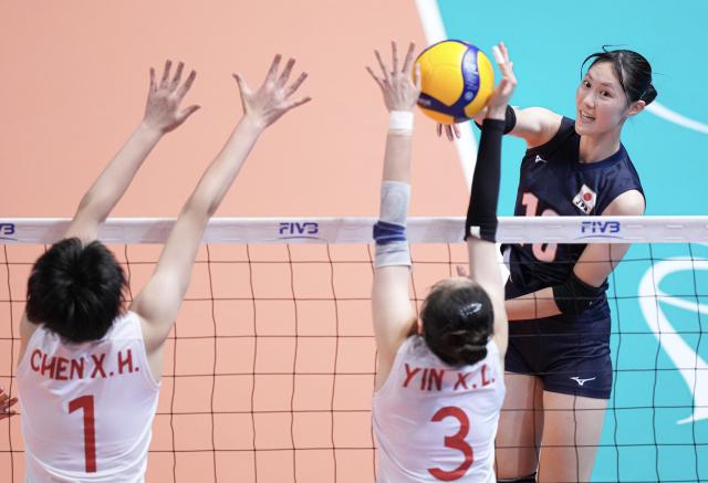 (260816) -- HONG KONG, Aug. 16, 2026 (Xinhua) -- Omori Sae (R) of Japan spikes the ball during the final between China and Japan at the 2026 Asian Eastern Zonal Women's Volleyball Championship in Hong Kong, south China, Aug. 16, 2026. (Xinhua/Lui Siu Wai)
