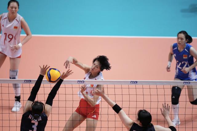 (260816) -- HONG KONG, Aug. 16, 2026 (Xinhua) -- Si Jingyu (C) of China spikes the ball during the final between China and Japan at the 2026 Asian Eastern Zonal Women's Volleyball Championship in Hong Kong, south China, Aug. 16, 2026. (Xinhua/Lui Siu Wai)