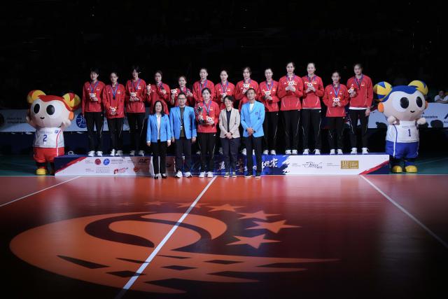 (260816) -- HONG KONG, Aug. 16, 2026 (Xinhua) -- Runner-up team China pose for photograph during the awarding ceremony after the final between China and Japan at the 2026 Asian Eastern Zonal Women's Volleyball Championship in Hong Kong, south China, Aug. 16, 2026. (Xinhua/Lui Siu Wai)