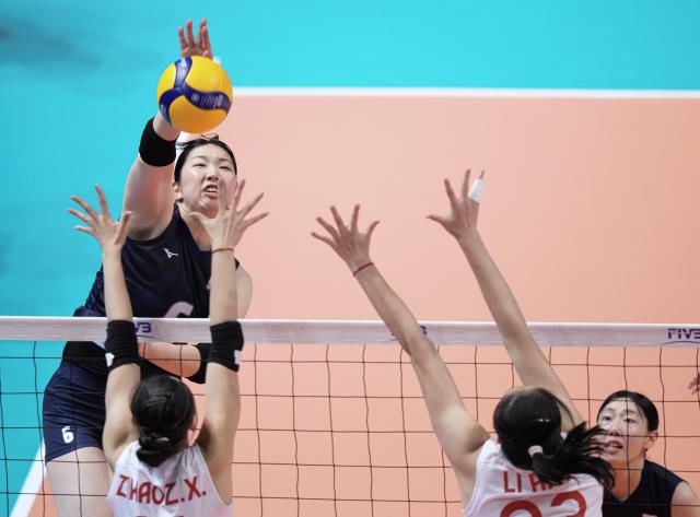 (260816) -- HONG KONG, Aug. 16, 2026 (Xinhua) -- Takizawa Rino (top) of Japan spikes the ball during the final between China and Japan at the 2026 Asian Eastern Zonal Women's Volleyball Championship in Hong Kong, south China, Aug. 16, 2026. (Xinhua/Lui Siu Wai)