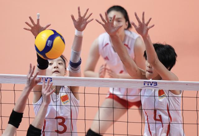(260816) -- HONG KONG, Aug. 16, 2026 (Xinhua) -- Yin Xiaolan (L) and Si Jingyu of China try to block the ball during the final between China and Japan at the 2026 Asian Eastern Zonal Women's Volleyball Championship in Hong Kong, south China, Aug. 16, 2026. (Xinhua/Lui Siu Wai)