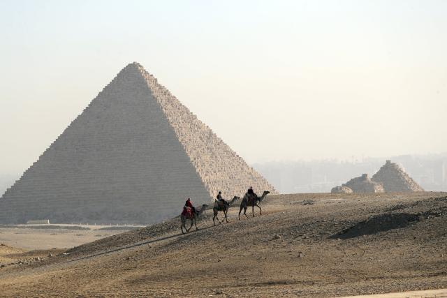 (260816) -- GIZA, Aug. 16, 2026 (Xinhua) -- Tourists ride camels at the Pyramids scenic spot in Giza, Egypt, Aug. 16, 2026. (Xinhua/Ahmed Gomaa)