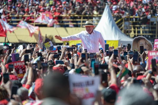 (260816) -- SAO BERNARDO DO CAMPO, Aug. 16, 2026 (Xinhua) -- Brazilian President Luiz Inacio Lula da Silva, presidential candidate of Brazil's ruling Workers' Party, attends his first presidential campaign rally in Sao Bernardo do Campo, Brazil, Aug. 16, 2026. (Photo by Paulo Lopes/Xinhua)
