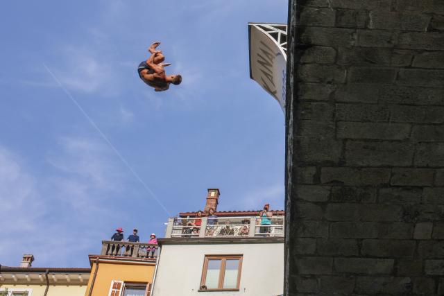 (260817) -- KANAL OB SOCI, Aug. 17, 2026 (Xinhua) -- A participant jumps into the River Soca from a 17-meter-high bridge during a traditional jumping event in Kanal ob Soci, Slovenia, on Aug. 16, 2026. (Photo by Zeljko Stevanic/Xinhua)