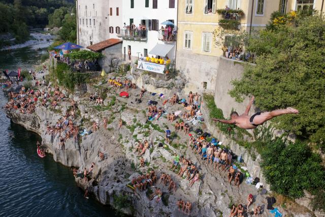(260817) -- KANAL OB SOCI, Aug. 17, 2026 (Xinhua) -- A participant jumps into the River Soca from a 17-meter-high bridge during a traditional jumping event in Kanal ob Soci, Slovenia, on Aug. 16, 2026. (Photo by Zeljko Stevanic/Xinhua)