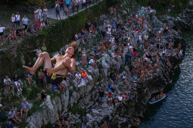 (260817) -- KANAL OB SOCI, Aug. 17, 2026 (Xinhua) -- A participant jumps into the River Soca from a 17-meter-high bridge during a traditional jumping event in Kanal ob Soci, Slovenia, on Aug. 16, 2026. (Photo by Zeljko Stevanic/Xinhua)
