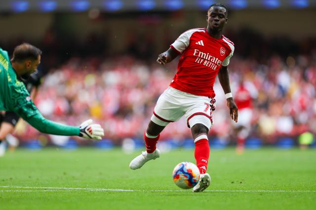 (260817) -- CARDIFF, Aug. 17, 2026 (Xinhua) -- Arsenal's Bukayo Saka (R) controls the ball during the English Community Shield match between Arsenal and Manchester City in Cardiff, Britain, on Aug. 16, 2026. (Photo by Qian Jun/Xinhua)