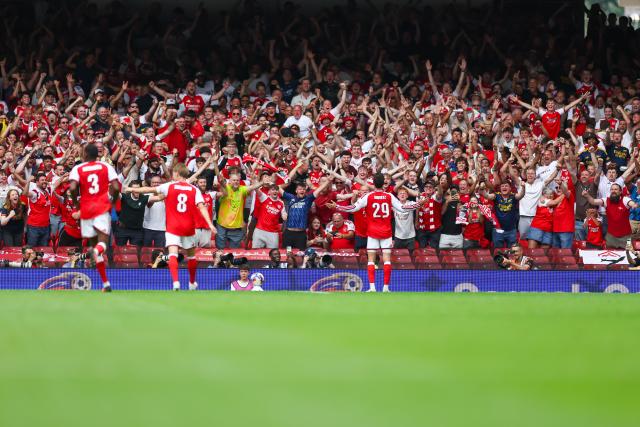 (260817) -- CARDIFF, Aug. 17, 2026 (Xinhua) -- Fans celebrate after Arsenal's Kai Havertz scoring during the English Community Shield match between Arsenal and Manchester City in Cardiff, Britain, on Aug. 16, 2026. (Photo by Qian Jun/Xinhua)
