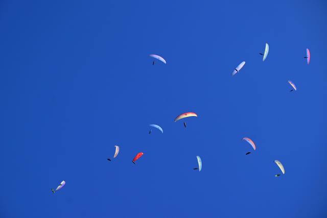 (260817) -- BEIJING , Aug. 17, 2026 (Xinhua) -- Participants compete during the 18th World Air Sports Federation (FAI) European Paragliding Championships in Krushevo, North Macedonia, Aug.16, 2026. The event is taking place from Aug. 8 to 19, bringing together 130 of Europe's top pilots. (Photo by Tomislav Georgiev/Xinhua)
