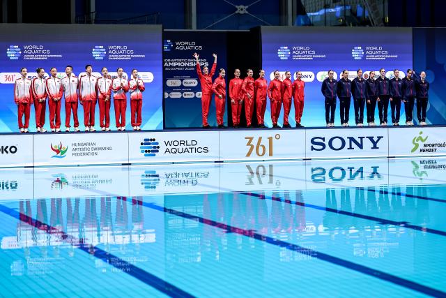 (260817) -- BUDAPEST, Aug. 17, 2026 (Xinhua) -- Gold medalists team Russia (C), silver medalists team China (L) and bronze medalists team Spain attend the awarding ceremony for the Team Free event of the World Aquatics Junior Artistic Swimming Championships in Budapest, Hungary, on Aug. 16, 2026. (Photo by David Balogh/Xinhua)