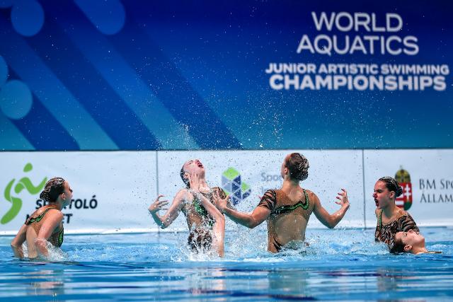 (260817) -- BUDAPEST, Aug. 17, 2026 (Xinhua) -- Team members of Russia perform during the Team Free final of the World Aquatics Junior Artistic Swimming Championships in Budapest, Hungary, on Aug. 16, 2026. (Photo by David Balogh/Xinhua)