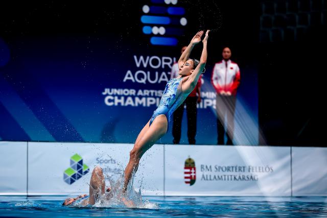 (260817) -- BUDAPEST, Aug. 17, 2026 (Xinhua) -- Team members of China perform during the Team Free final of the World Aquatics Junior Artistic Swimming Championships in Budapest, Hungary, on Aug. 16, 2026. (Photo by David Balogh/Xinhua)
