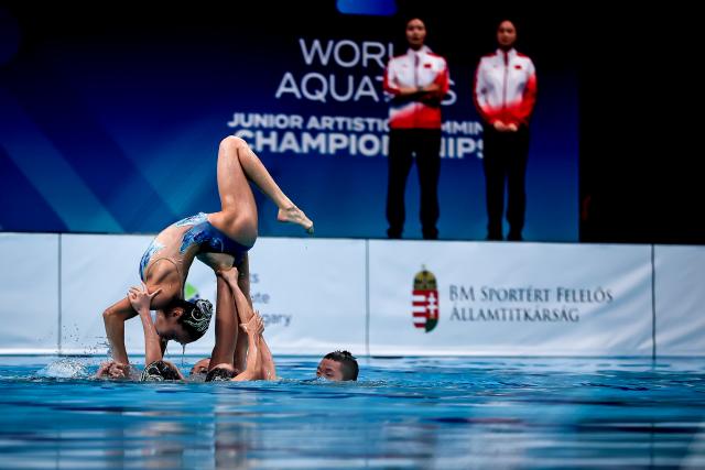 (260817) -- BUDAPEST, Aug. 17, 2026 (Xinhua) -- Team members of China perform during the Team Free final of the World Aquatics Junior Artistic Swimming Championships in Budapest, Hungary, on Aug. 16, 2026. (Photo by David Balogh/Xinhua)
