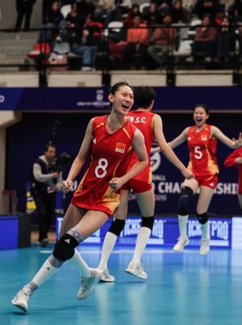 (260817) -- SANTIAGO, Aug. 17, 2026 (Xinhua) -- Zhang Yijia (front) of China celebrates scoring during the bronze final match between China and Chinese Taipei at the FIVB Volleyball Girls' U17 World Championship in Santiago, Chile, Aug. 16, 2026. (Xinhua/Zhou Jiayi)